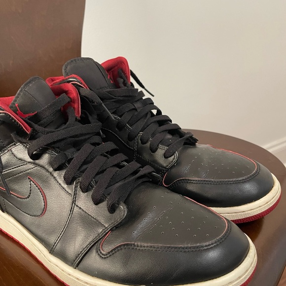 RARE Nike Air Jordan 1 Retro Mid Black Red White Bred main image 4